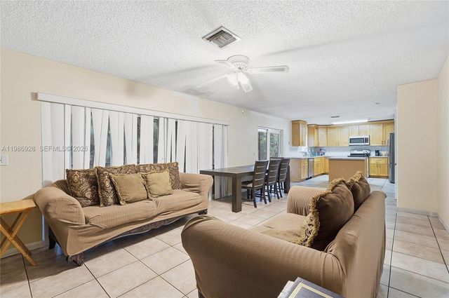 1421 SW 97th Ave, Pembroke Pines, FL 33025