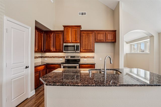 101 Gateway Drive, Alvarado, TX 76009