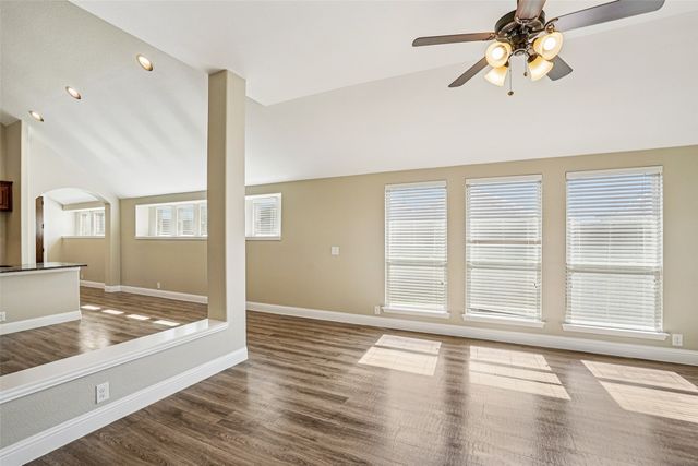 101 Gateway Drive, Alvarado, TX 76009