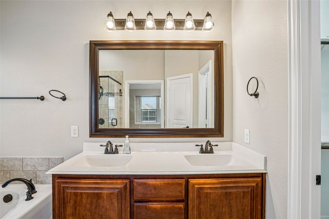 101 Gateway Drive, Alvarado, TX 76009