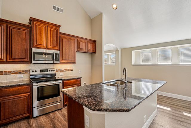 101 Gateway Drive, Alvarado, TX 76009