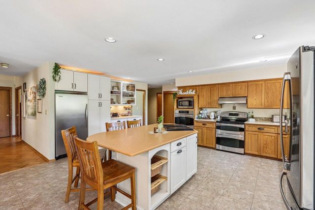 803 Knollwood COURT, Waukesha, WI 53188
