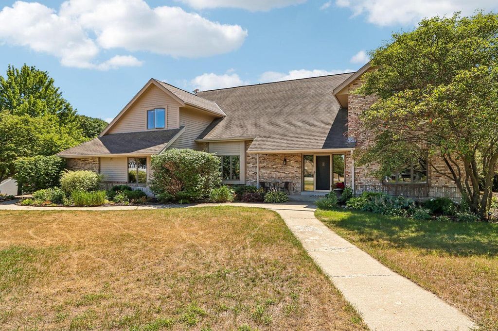 803 Knollwood COURT, Waukesha, WI 53188