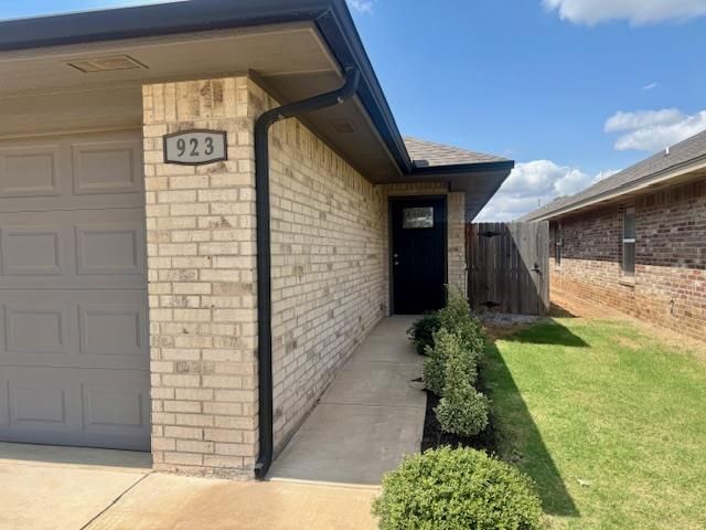 923 Coles Creek, Yukon, OK 73099