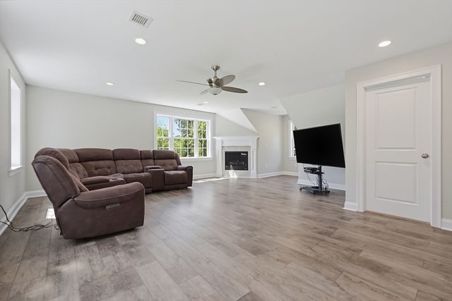 22 Chamberlains Mill Ln, Groton, MA 01450