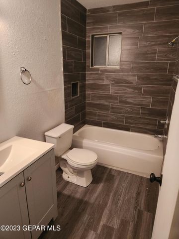 100 LAGO GRANDE Drive, Horizon City, TX 79928