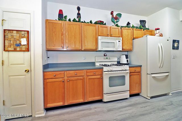 27 Vineyard Way, Barnegat, NJ 08005