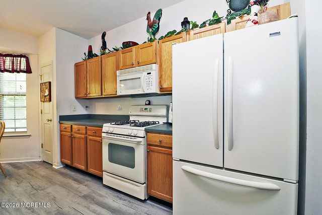 27 Vineyard Way, Barnegat, NJ 08005