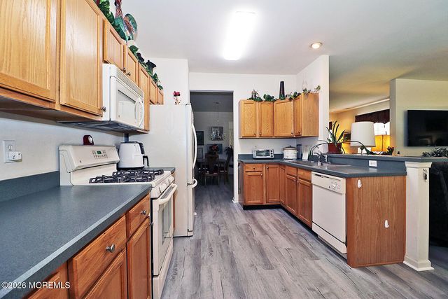 27 Vineyard Way, Barnegat, NJ 08005