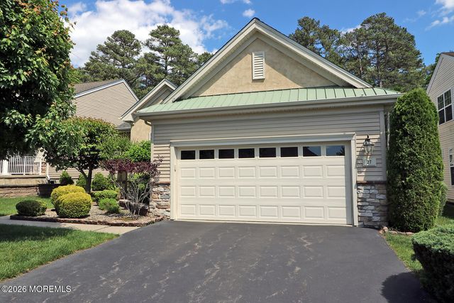 27 Vineyard Way, Barnegat, NJ 08005