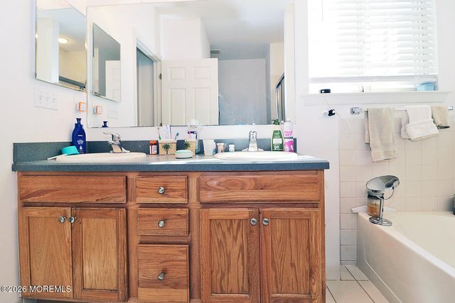 27 Vineyard Way, Barnegat, NJ 08005