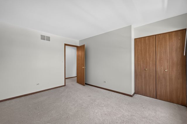 1093 Brighton Drive, Carol Stream, IL 60188