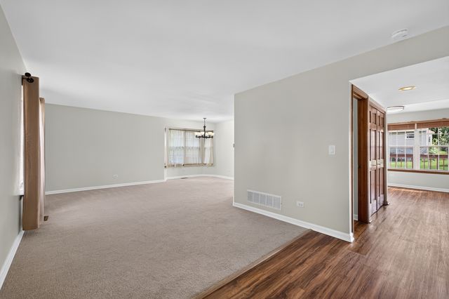 1093 Brighton Drive, Carol Stream, IL 60188