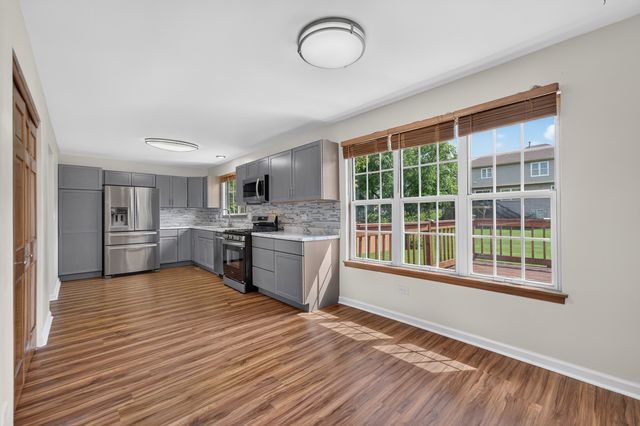 1093 Brighton Drive, Carol Stream, IL 60188