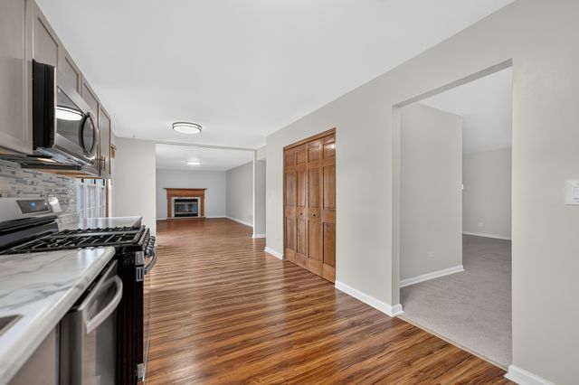 1093 Brighton Drive, Carol Stream, IL 60188