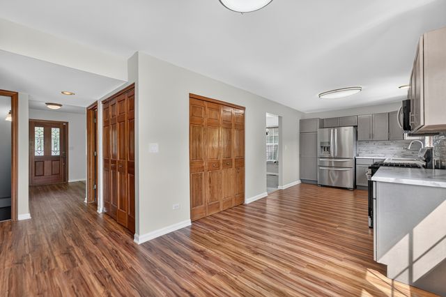 1093 Brighton Drive, Carol Stream, IL 60188