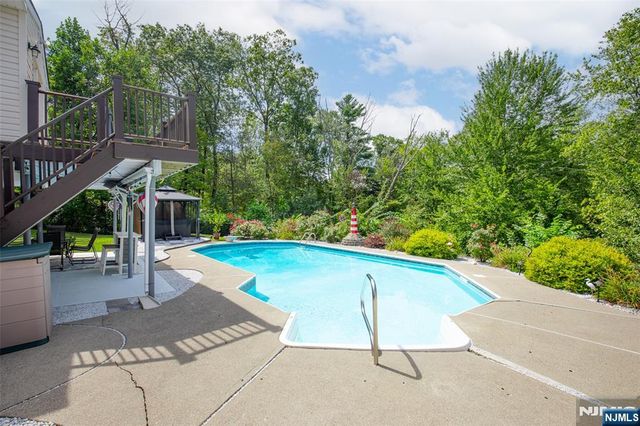 17 Camelot Drive, West Milford, NJ 07480