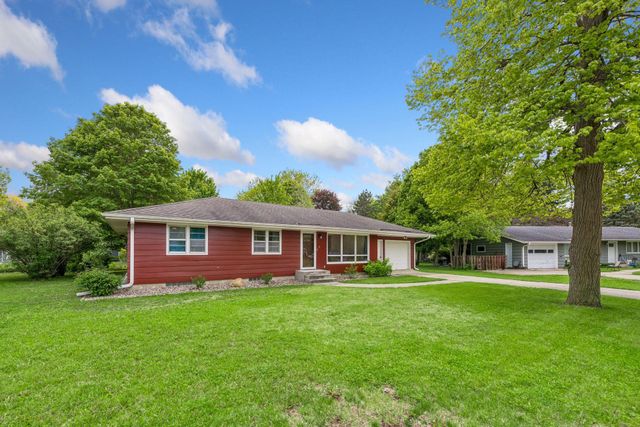 8 Central Lane, Northfield, MN 55057