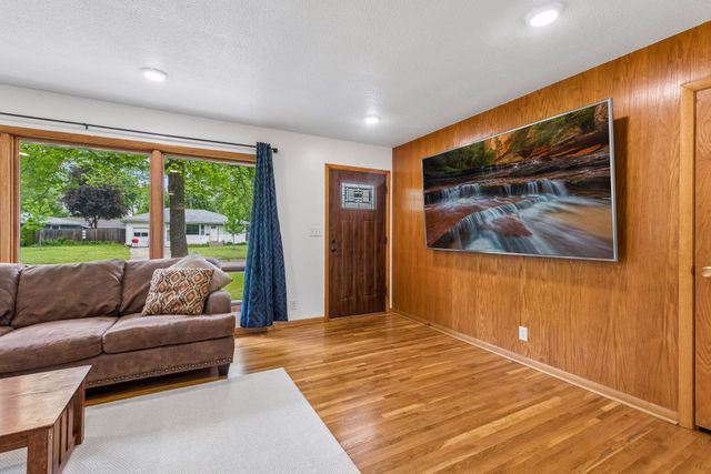 8 Central Lane, Northfield, MN 55057