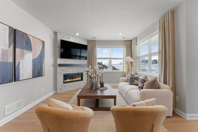 5194 Long Pointe Bay, Woodbury, MN 55129