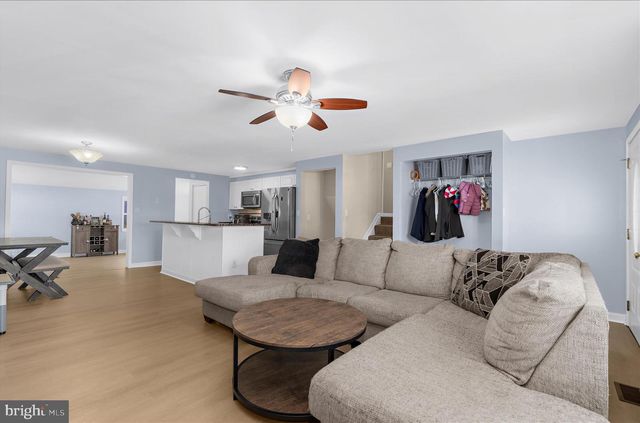 7 HONEY LOCUST CT, Essex, MD 21221
