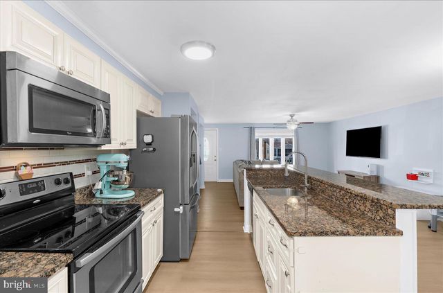 7 HONEY LOCUST CT, Essex, MD 21221