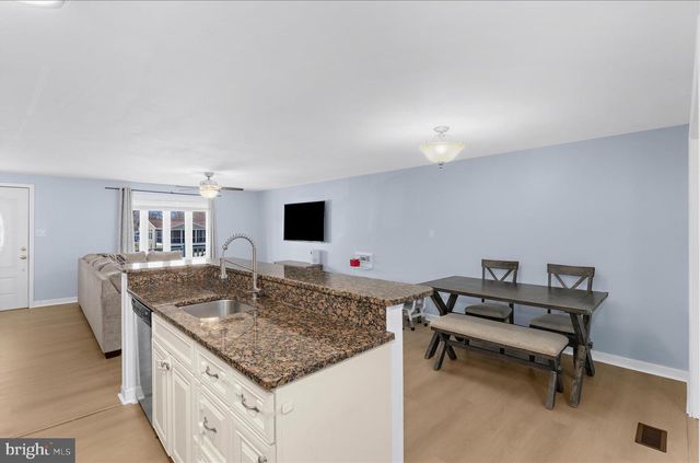 7 HONEY LOCUST CT, Essex, MD 21221