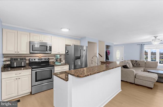 7 HONEY LOCUST CT, Essex, MD 21221