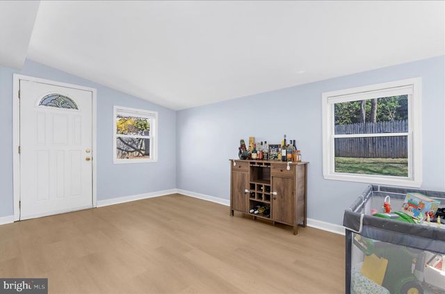 7 HONEY LOCUST CT, Essex, MD 21221