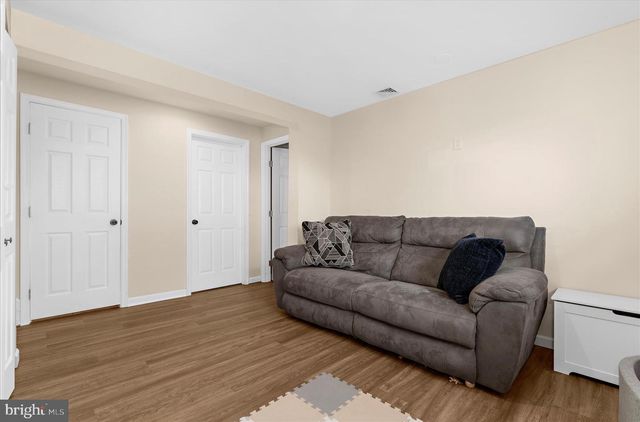 7 HONEY LOCUST CT, Essex, MD 21221