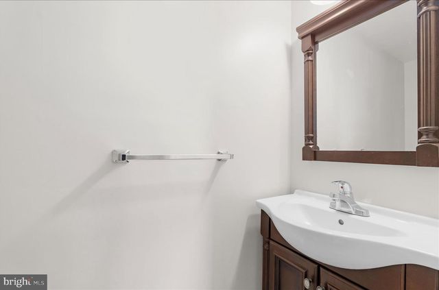 7 HONEY LOCUST CT, Essex, MD 21221