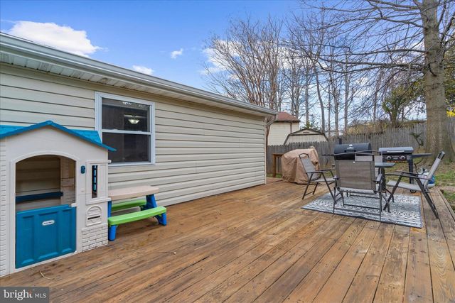 7 HONEY LOCUST CT, Essex, MD 21221