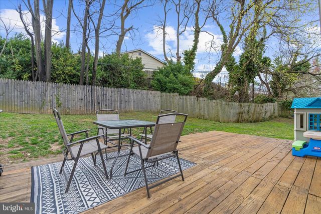 7 HONEY LOCUST CT, Essex, MD 21221
