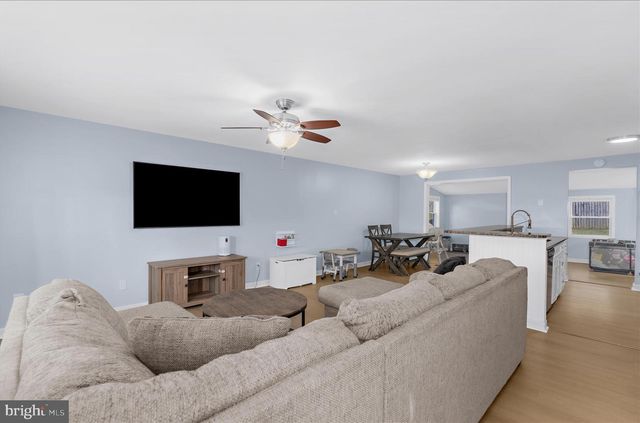 7 HONEY LOCUST CT, Essex, MD 21221