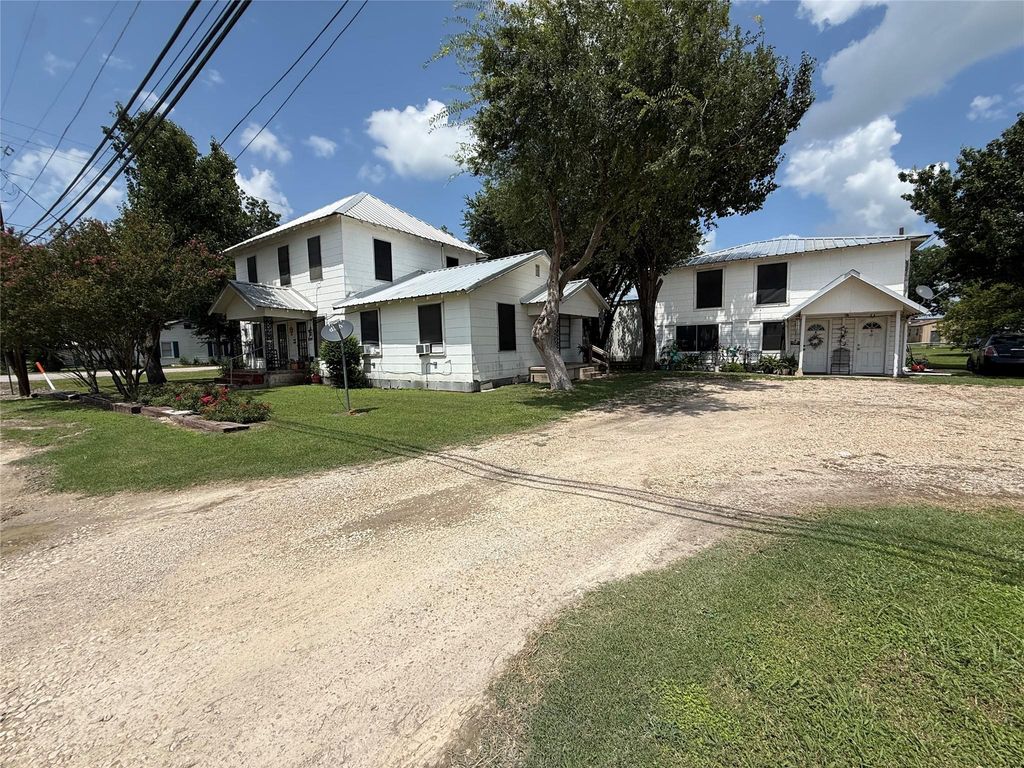 100 N 1st ST, Thorndale, TX 76577