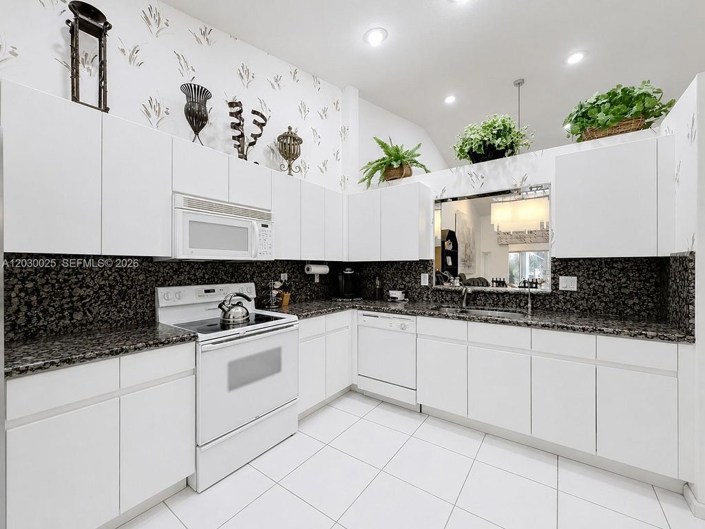 Image 15 of property listing at 5591 Royal Lake Cir, Boynton Beach, FL 33437