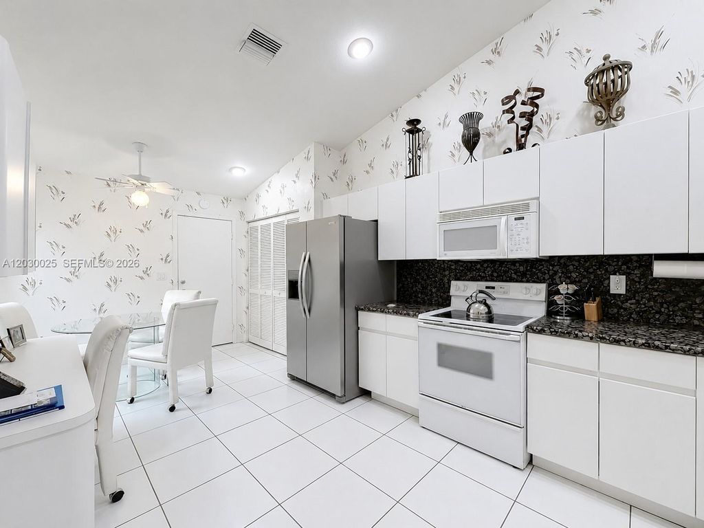 Image 17 of property listing at 5591 Royal Lake Cir, Boynton Beach, FL 33437