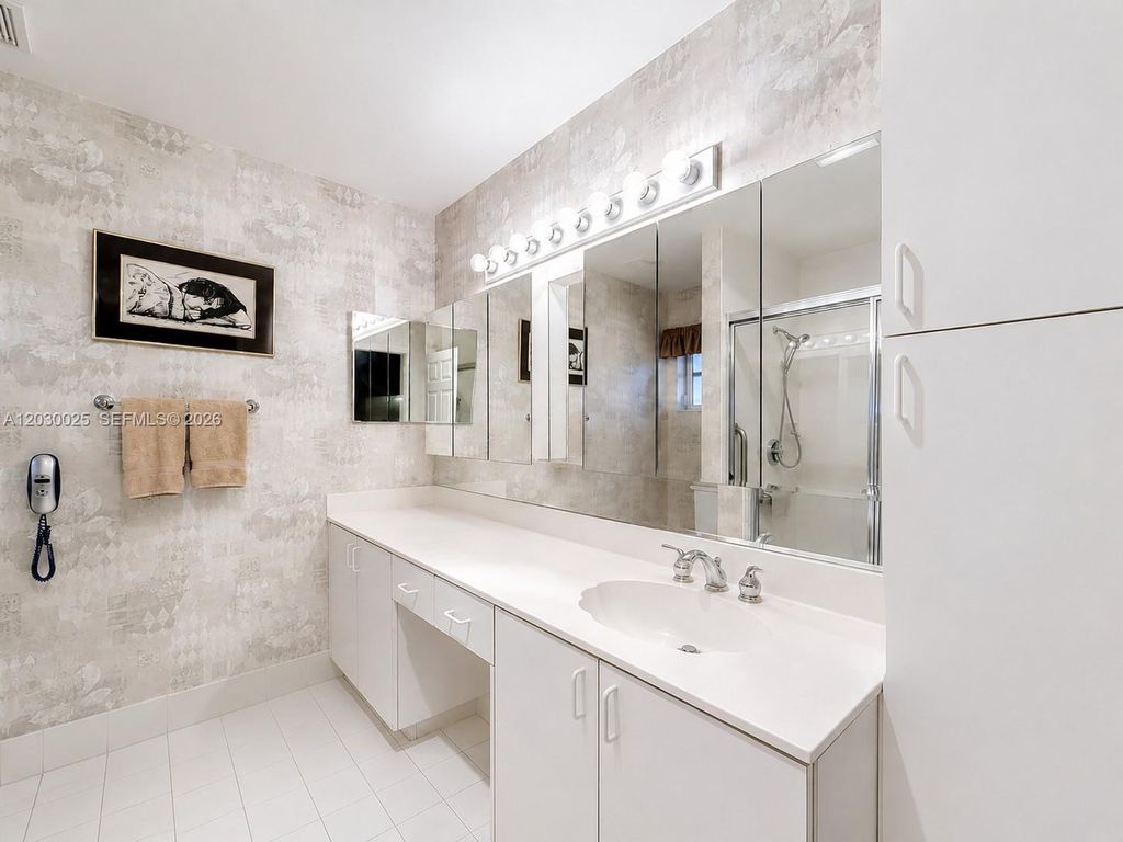 Image 23 of property listing at 5591 Royal Lake Cir, Boynton Beach, FL 33437