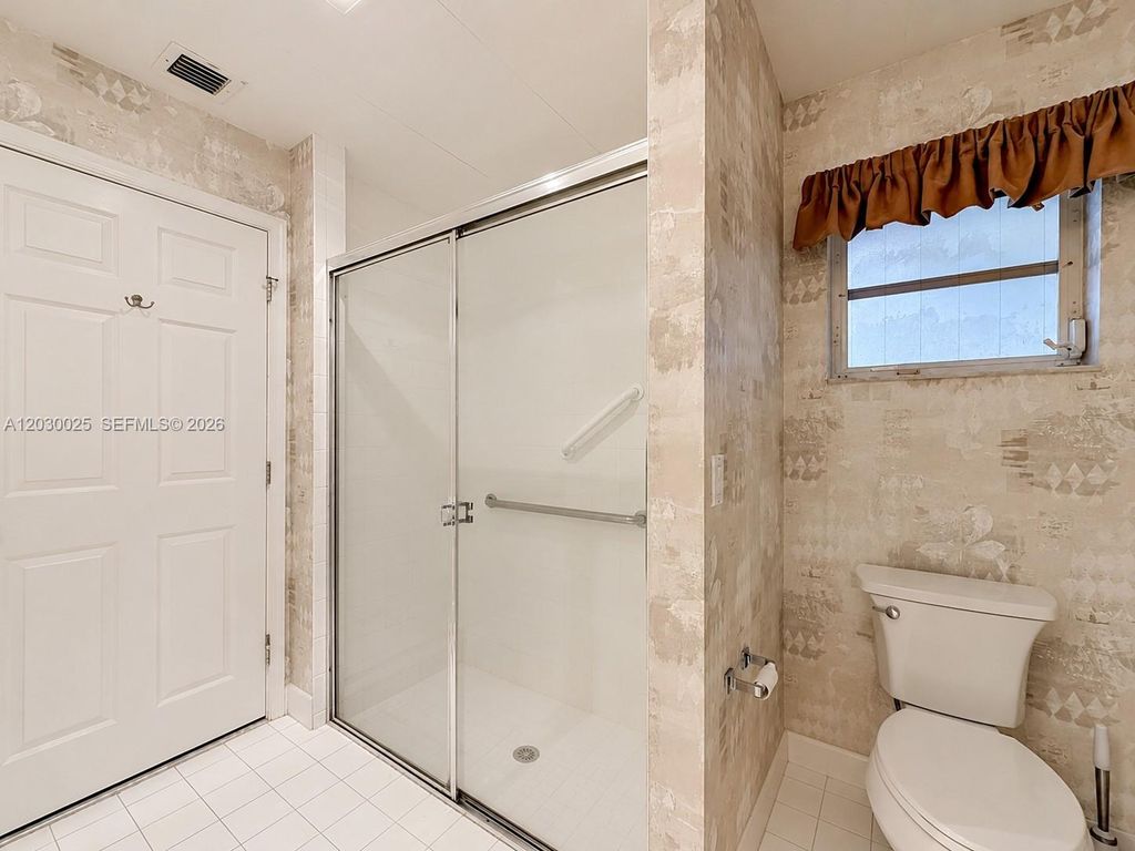 Image 24 of property listing at 5591 Royal Lake Cir, Boynton Beach, FL 33437