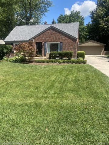 1921 Beverly Street, Sylvan Lake, MI 48320