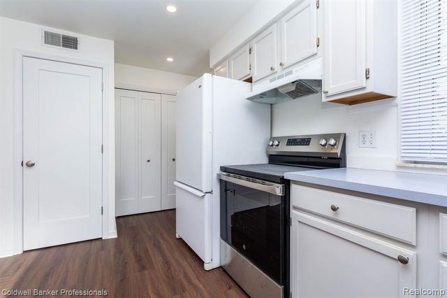 1921 Beverly Street, Sylvan Lake, MI 48320