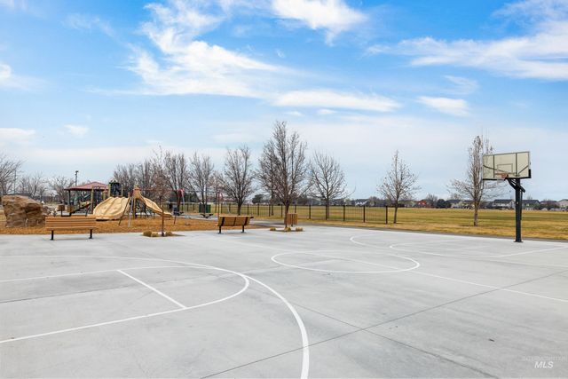 5201 N Toscana Ave, Meridian, ID 83642