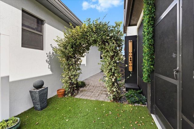 4931 Whispering Way, Fort Lauderdale, FL 33312