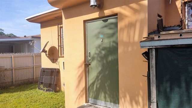 2238 NW 34th St, Miami, FL 33142