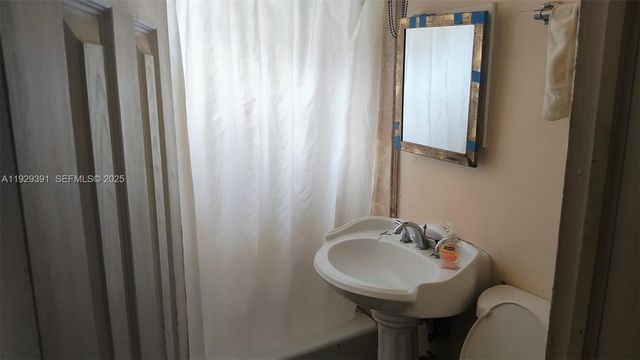 2238 NW 34th St, Miami, FL 33142