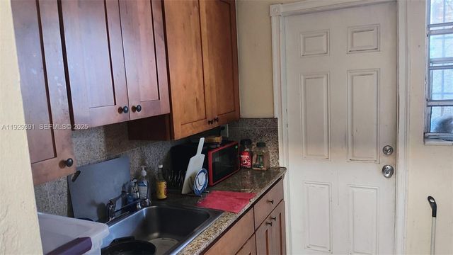 2238 NW 34th St, Miami, FL 33142