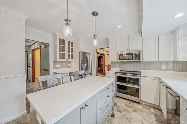 24 Lower Cross, Shoreham, NY 11786