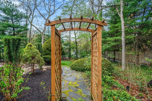 24 Lower Cross, Shoreham, NY 11786