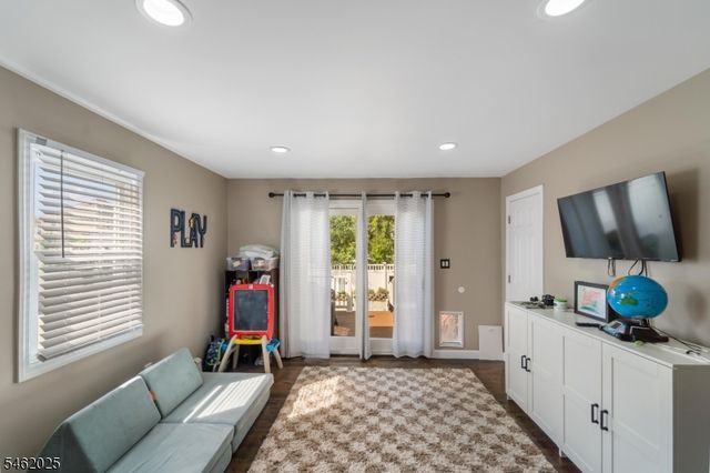 555 E Maple Ave, Woodbridge Twp., NJ 07095