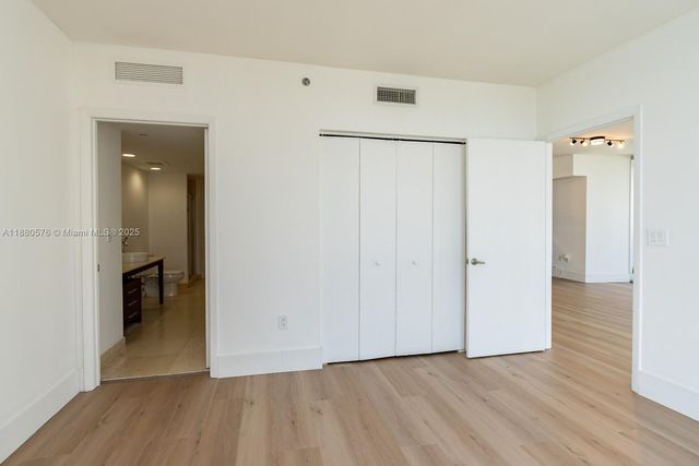 495 Brickell Ave 2102, Miami, FL 33131